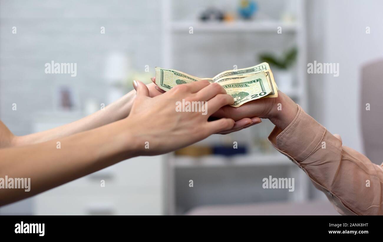Tipo donna mettendo dollar banconota in femmina matura mano, fondo di carità, donazione Foto Stock