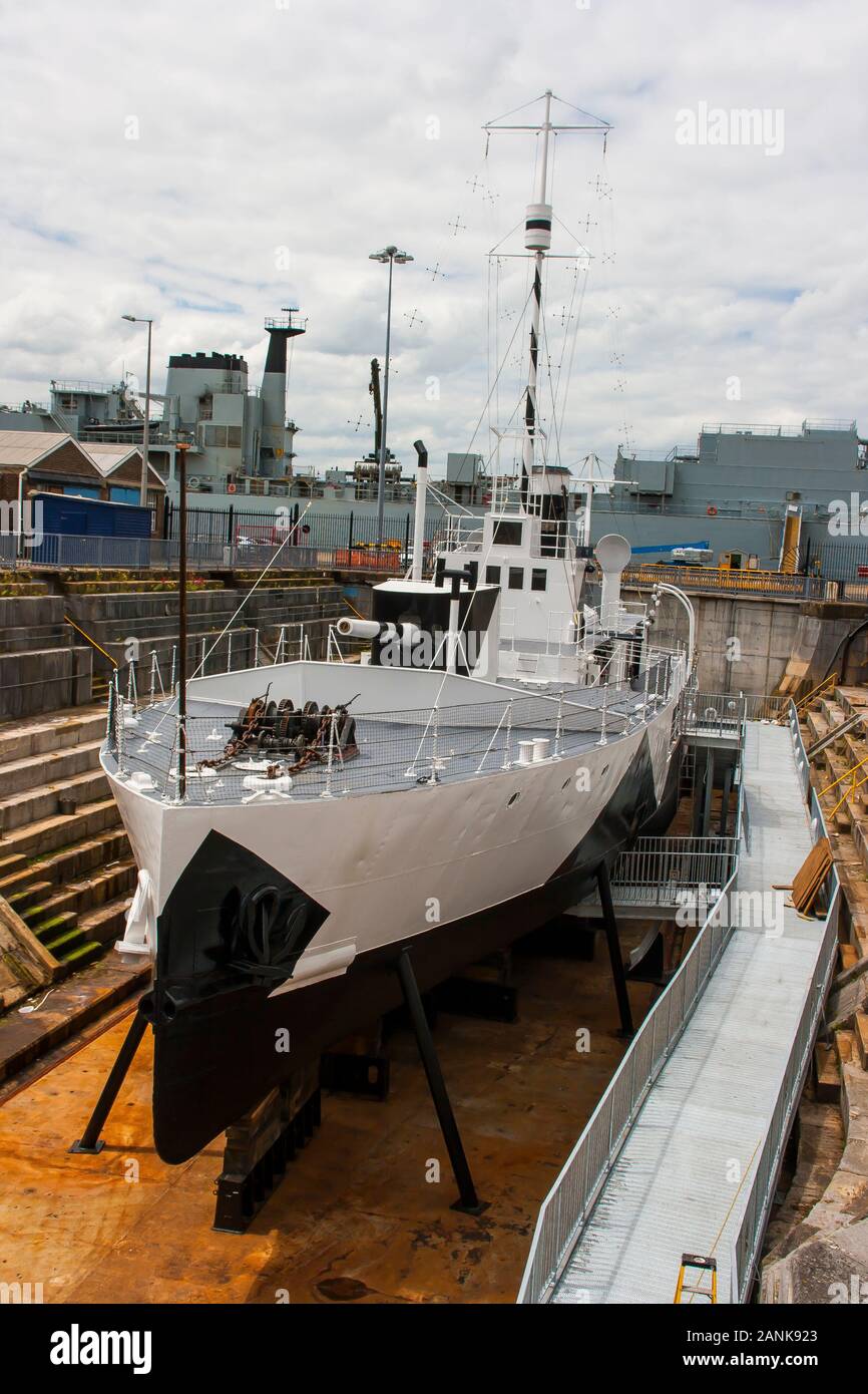 Il 6 giugno 2015 HMS Bluebell una prima guerra mondiale Royal Navy miniera sloop di spazzamento su vista con piena camouflage in bacino di carenaggio a Portsmouth Porto con una modalità Foto Stock