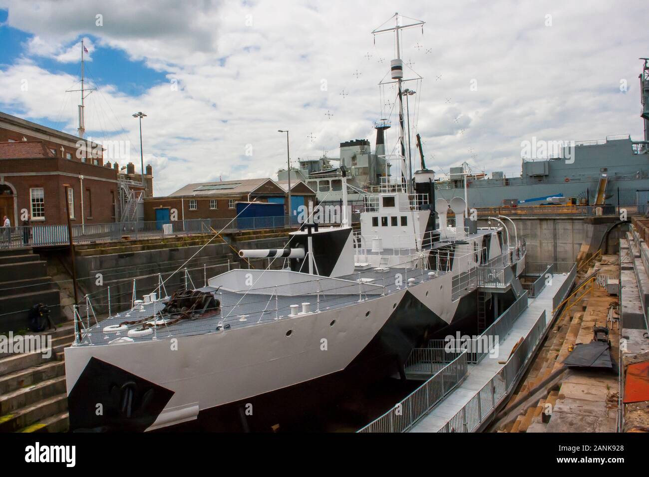 Il 6 giugno 2015 HMS Bluebell una prima guerra mondiale Royal Navy miniera sloop di spazzamento su vista con piena camouflage in bacino di carenaggio a Portsmouth Porto con una modalità Foto Stock