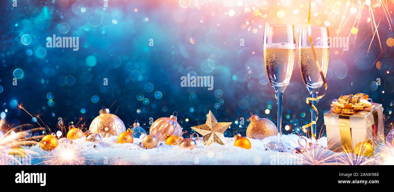 Brindisi Di Capodanno Con Champagne Flutes Con Decorazione Di Natale Foto Stock