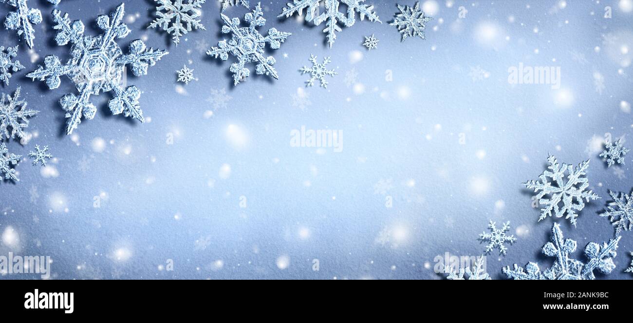 White Snowflakes Su Snowy background rendering 3d Foto Stock