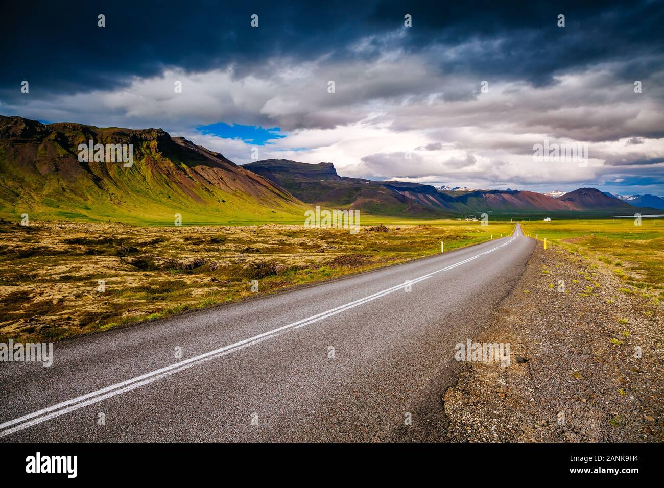 Svuotare strada lungo la costa. Tipico paesaggio islandese. Giorno drammatico e pittoresca scena. Ubicazione Posto isola Islanda, l'Europa. Attivo in uscita Foto Stock