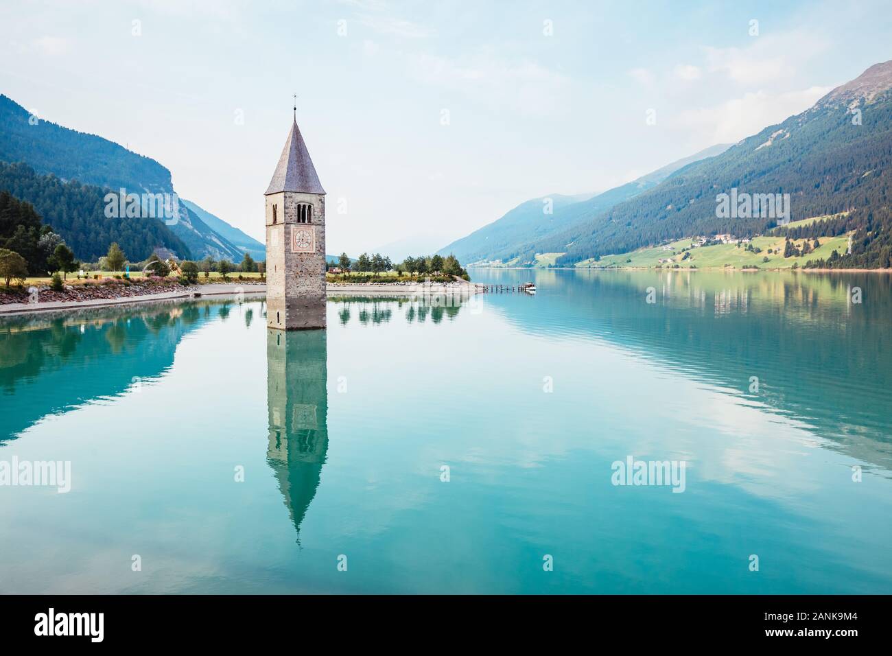 Il vecchio campanile di Curon Venosta chiesa che sorge fuori delle acque del lago di Resia, Curon Venosta im village, Trentino-Alto Adige Regione dell'Italia, UE Foto Stock