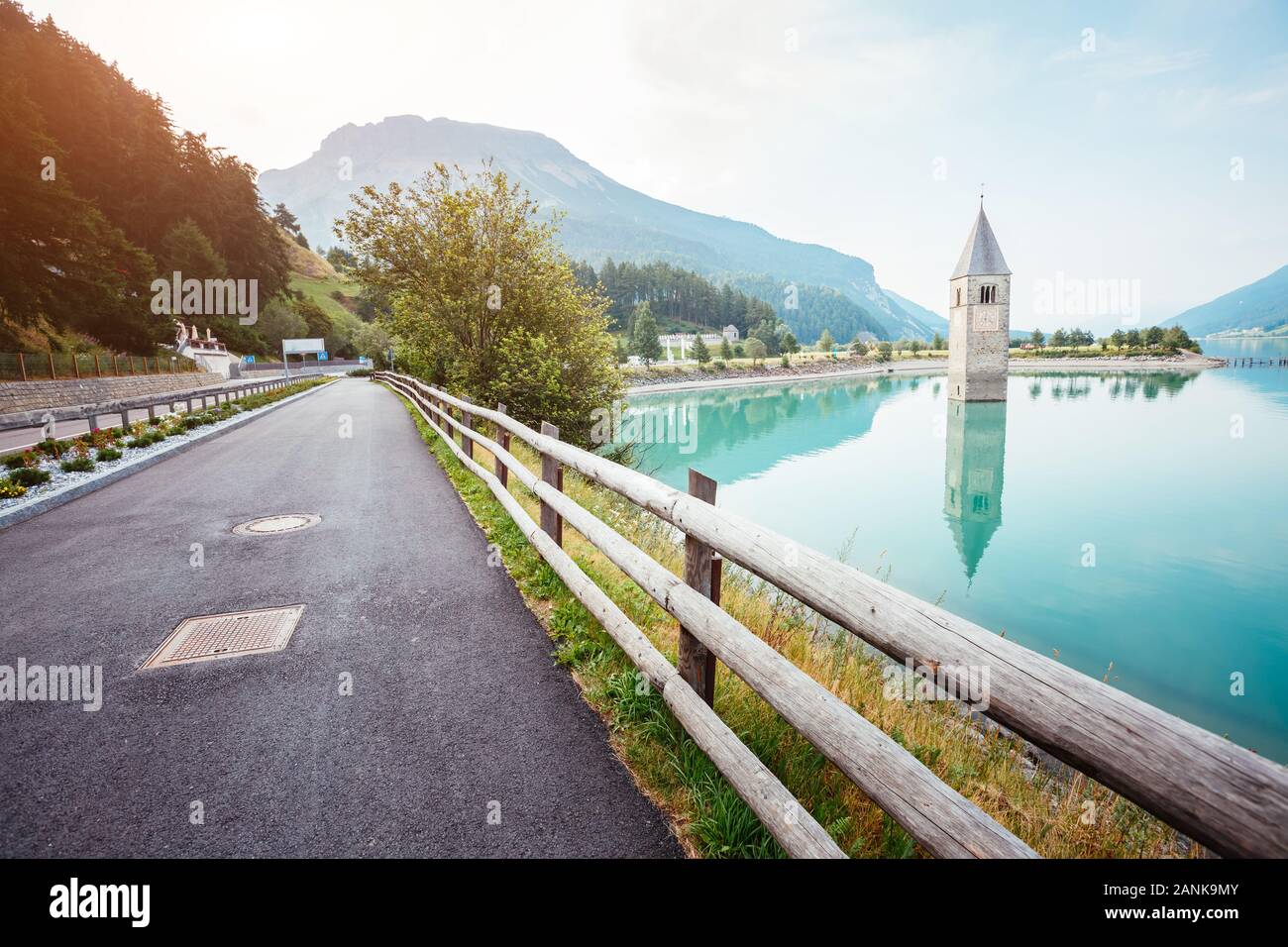 Il vecchio campanile di Curon Venosta chiesa che sorge fuori delle acque del lago di Resia, Curon Venosta im village, Trentino-Alto Adige Regione dell'Italia, UE Foto Stock