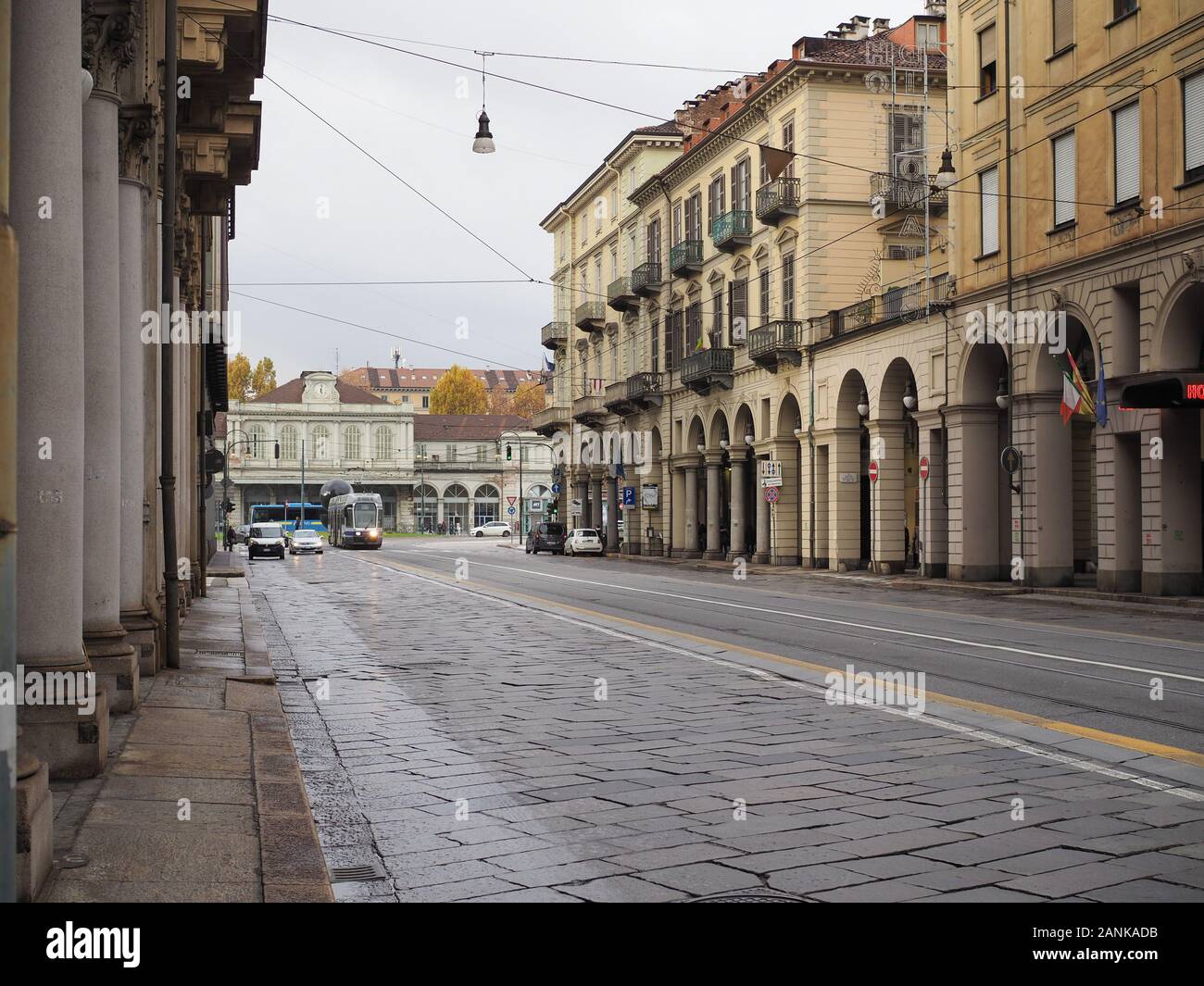 Torino, Italia - CIRCA NOVEMBRE 2019: Via Cernaia street e la vecchia stazione di Porta Susa Foto Stock