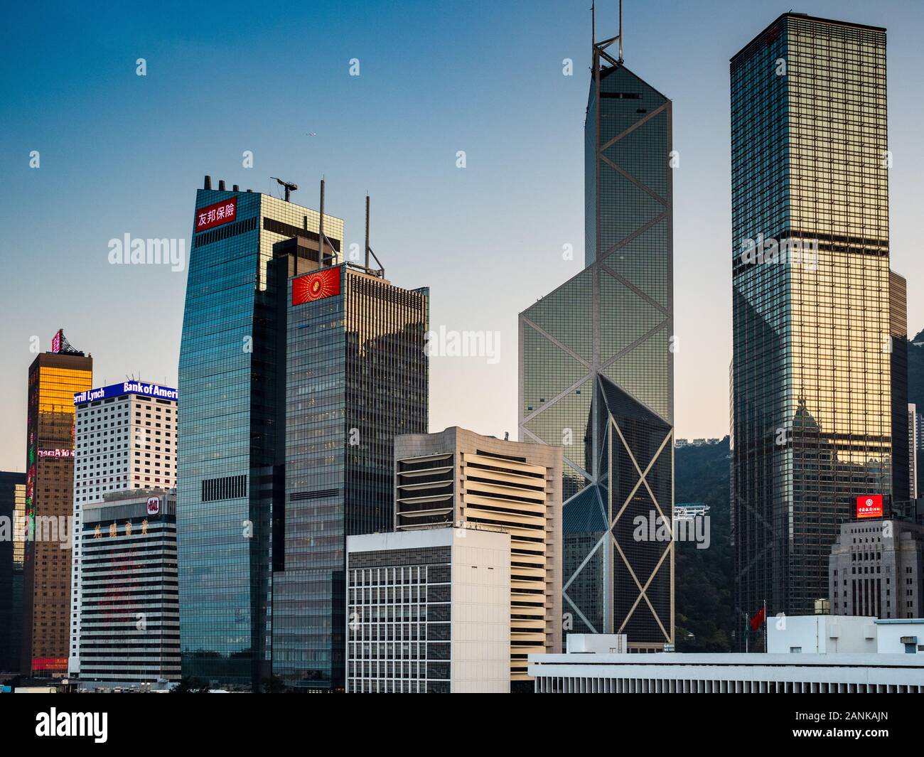 Grattacieli di Hong Kong - Il Moderno grattacielo Skyscraper torreggia sul lungomare dell'isola di Hong Kong, Hong Kong China. Bank of China Buildings & Cheung Kong Centre. Foto Stock