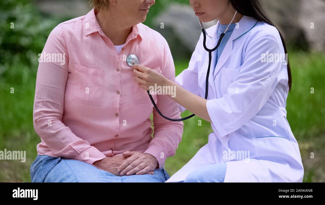 Esame medico senior salute della donna da ascoltare tramite uno stetoscopio sanatorio Foto Stock