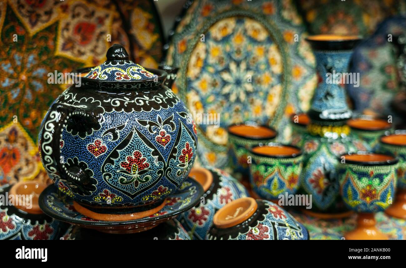 Di etnia uzbeka vasellame di ceramica. Ceramica decorativa piatti e tazze con tradizionale uzbekistan ornamento. Foto Stock
