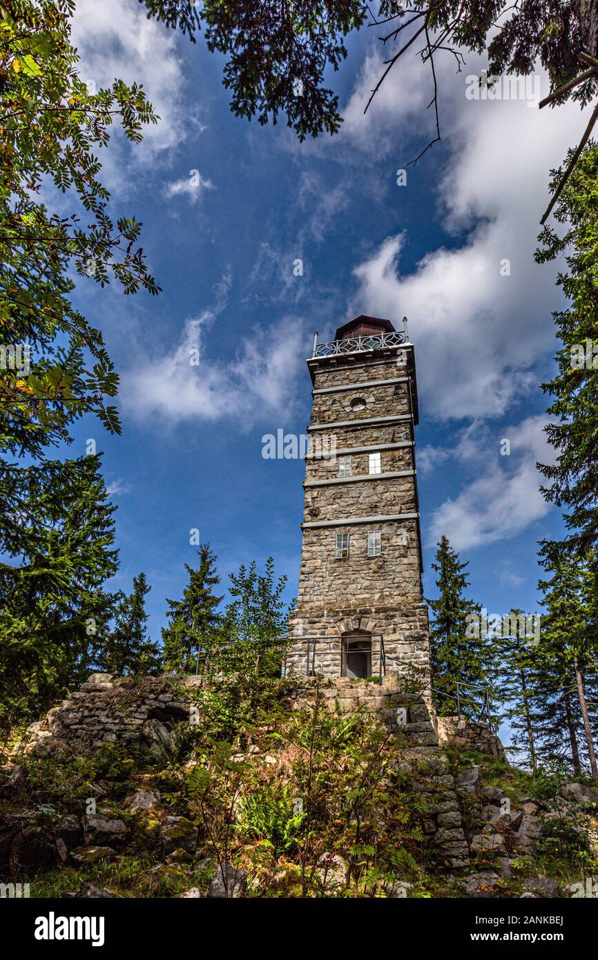 Tisova, Pajndl / Repubblica Ceca - 15 Settembre 2019: la vista di una pietra della torre di vedetta di granito costruito nel XIX secolo in piedi su una collina. Giornata di sole. Foto Stock