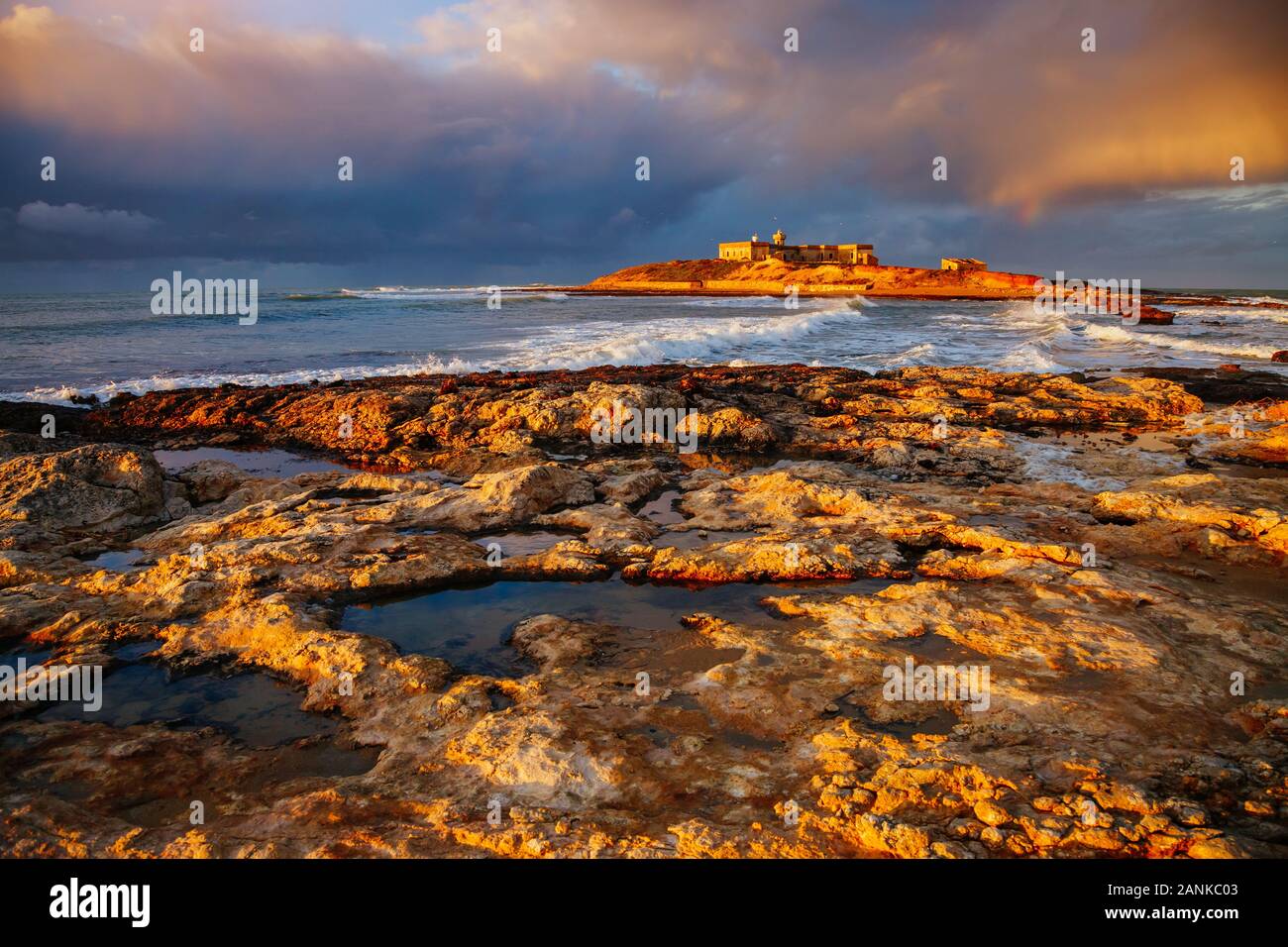 Mare mozzafiato e cielo nuvoloso. Mattina drammatico e una stupenda scena. Posizione di Capo Passero, isola di Sicilia Italia Europa. Il cambiamento climatico. Meraviglioso Foto Stock