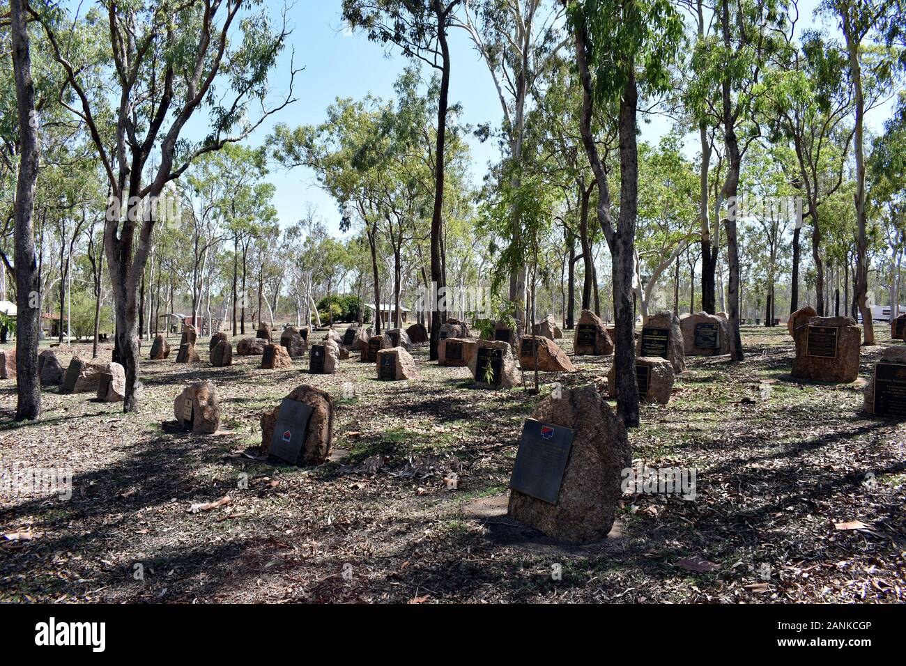 Rocky Creek, Walkamin, Queensland/Australia-2 gennaio 2020: Pietre commemorative in una foresta che onora i soldati della seconda guerra mondiale Foto Stock