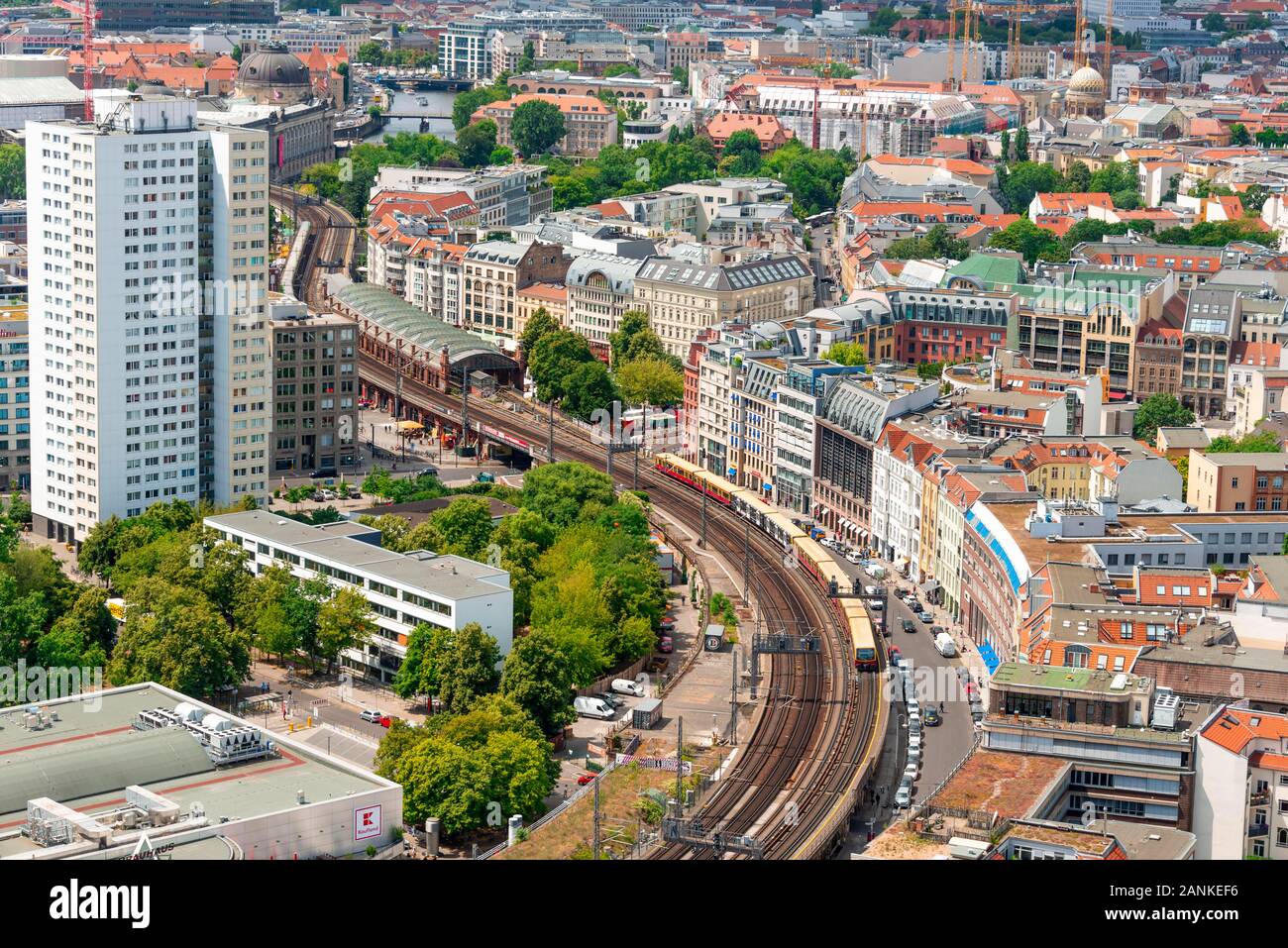 Visualizzazione di tracce della ferrovia urbana e la zona di Hackescher Markt, Berlin-Mitte, Berlino, Germania Foto Stock