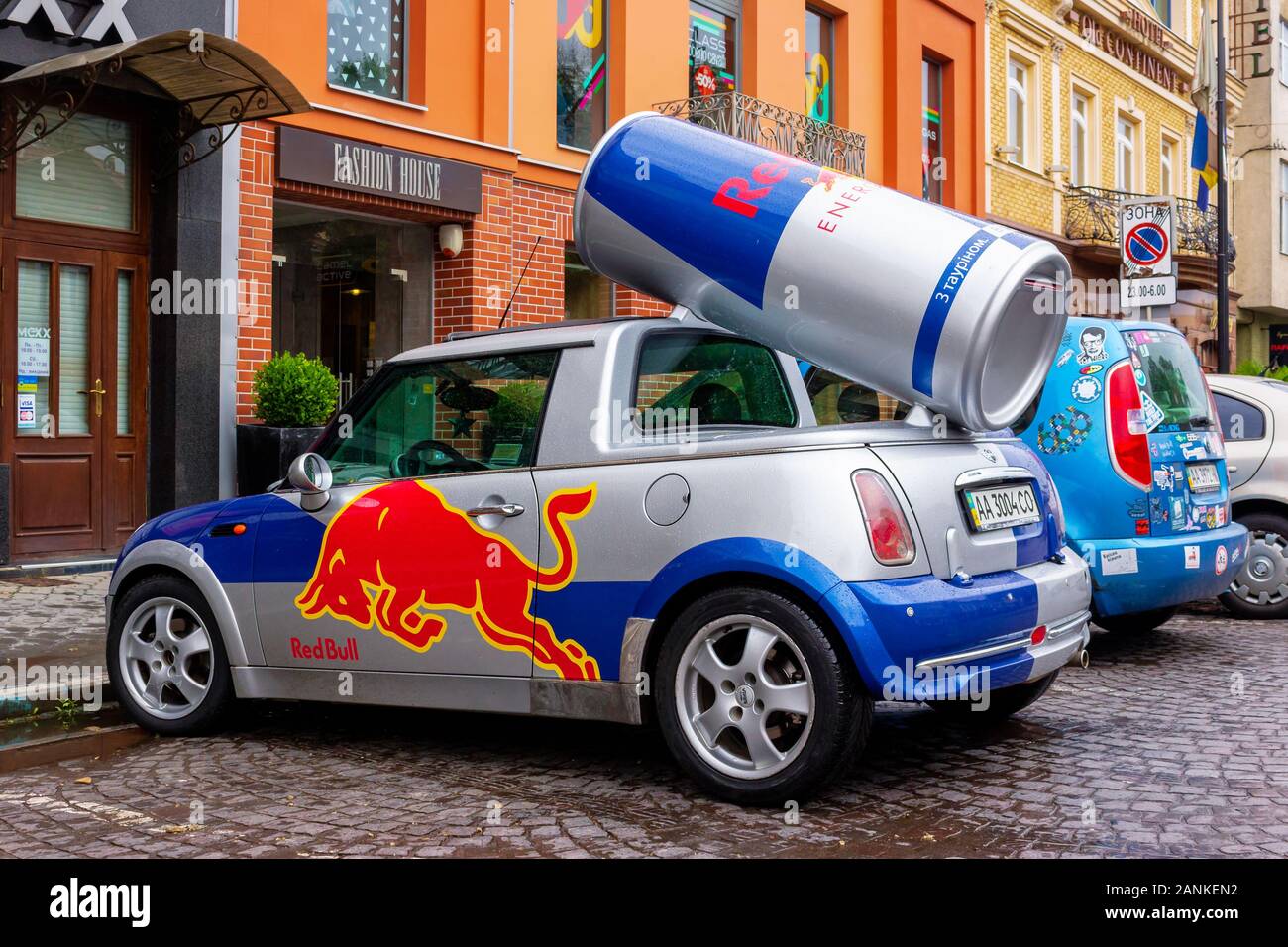 Uzhhorod, Ucraina - 14 LUG 2013: Red Bull Mini Cooper pubblicità auto con una lattina di energy drink dietro. fancy auto tuning usato per la promozione. adver umido Foto Stock