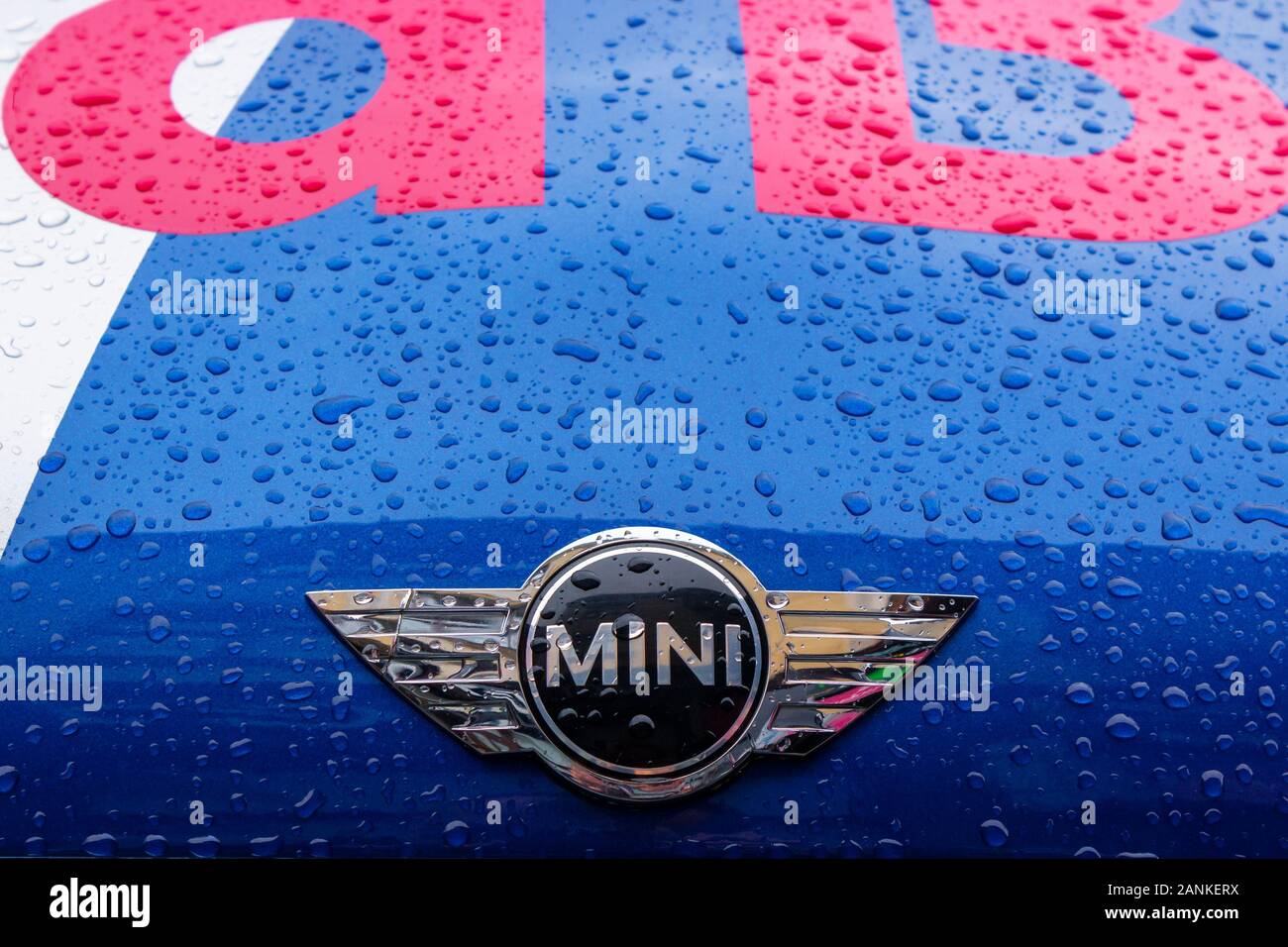 Uzhhorod, Ucraina - 14 LUG 2013: Red Bull Mini Cooper pubblicità logo auto. fancy auto tuning usato per la promozione. umido veicolo pubblicitario dopo la ra Foto Stock