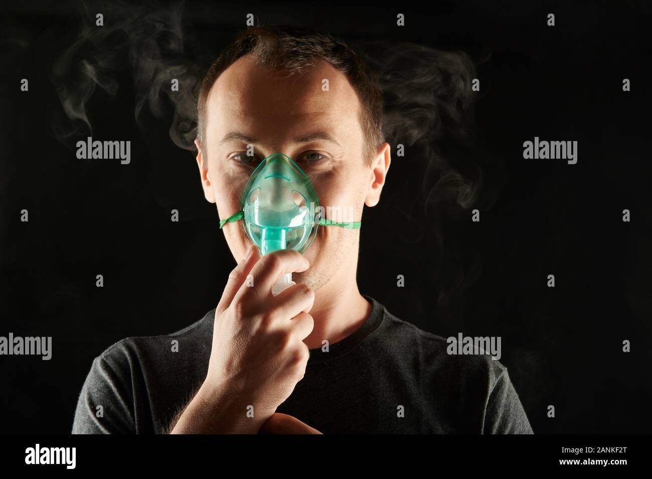 Ritratto di uomo con maschera respiratore isolati su sfondo nero Foto Stock