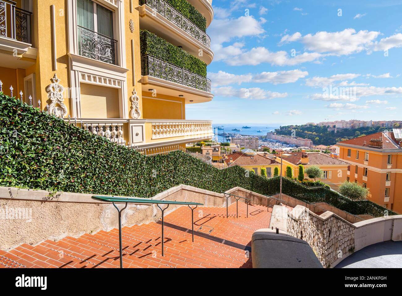 Una lunga scala a chiocciola il collegamento di diversi livelli di case e appartamenti sul ripido pendio del Monte Carlo, Monaco Foto Stock