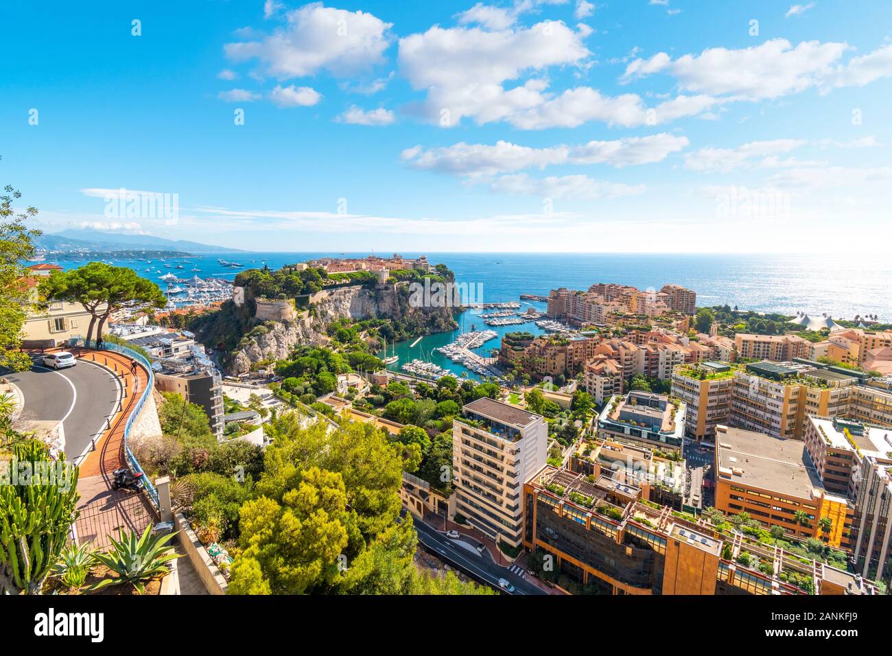 Vista del Mare Mediterraneo, la marina, il porto, la città di Monte Carlo e a Fontvieille, e la roccia del Monte Carlo, Monaco, da giardini esotici Foto Stock