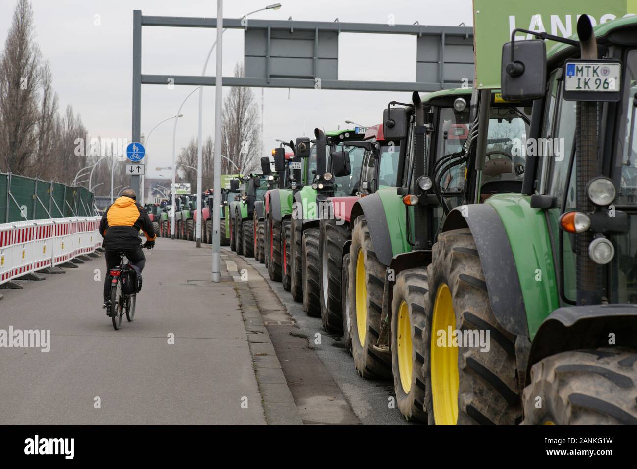 Mainz, Germania. Il 17 gennaio 2020. I trattori sono schierate prima di attraversare il ponte in Mainz. Oltre 800 agricoltori con il loro trattore hanno protestato fuori del ZDF stazione TV in Mainz contro i mezzi di comunicazione della politica agricola. In seguito essi tentano di creare il mondo mobile più lunga catena del trattore mediante la guida dalla stazione TV attraverso Rhenish Hesse, per protestare contro le nuove norme di fertilizzanti. Foto Stock