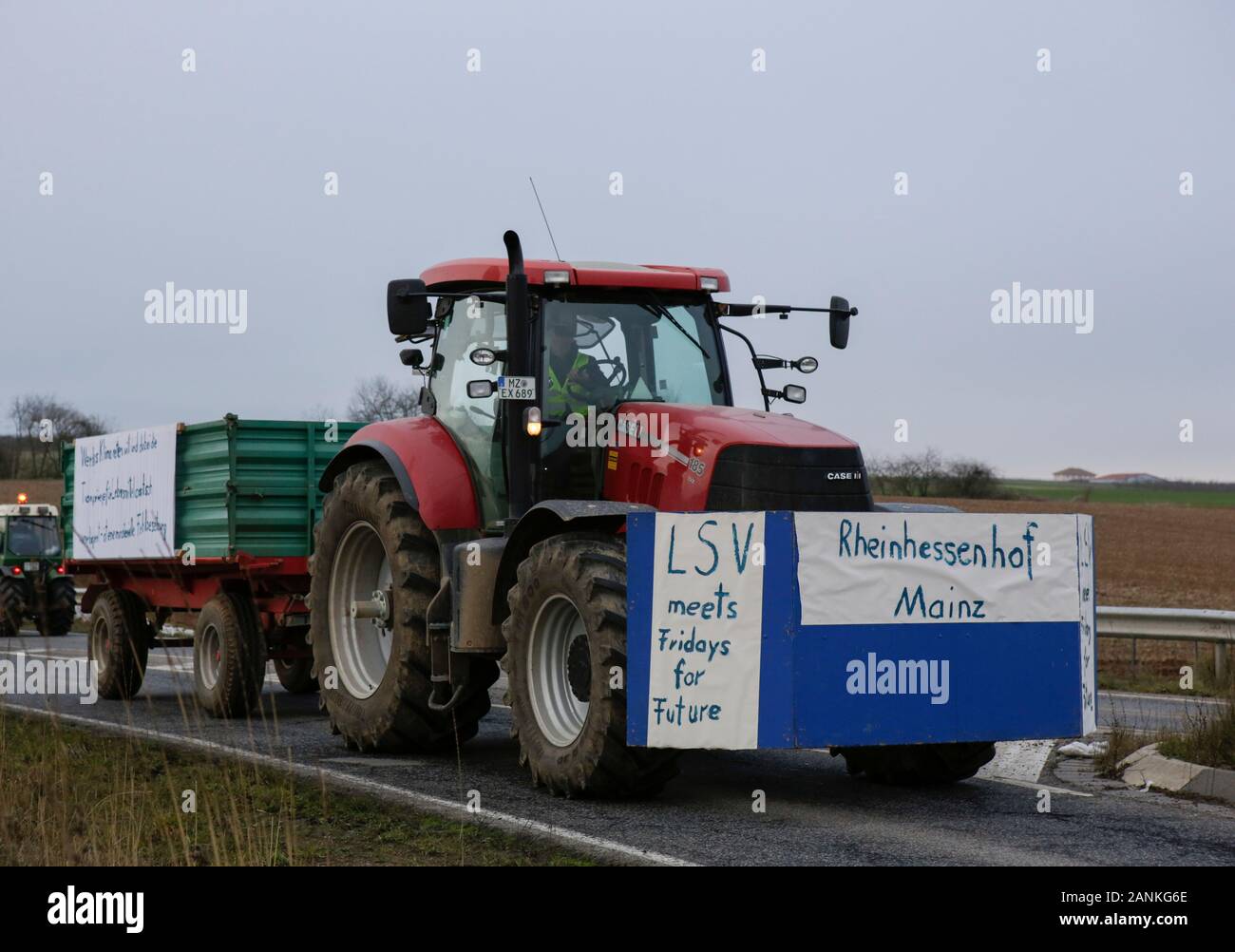 Mainz, Germania. Il 17 gennaio 2020. I trattori sono la guida in una catena attraverso la Hesse renana. Oltre 800 agricoltori con il loro trattore hanno protestato fuori del ZDF stazione TV in Mainz contro i mezzi di comunicazione della politica agricola. In seguito essi tentano di creare il mondo mobile più lunga catena del trattore mediante la guida dalla stazione TV attraverso Rhenish Hesse, per protestare contro le nuove norme di fertilizzanti. Foto Stock