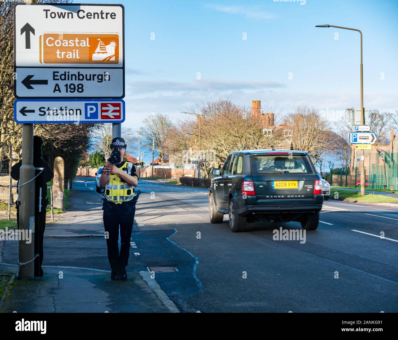 Taglio di cartone del traffico poliziotta con la velocità della telecamera in strada, North Berwick, East Lothian, Scozia, Regno Unito Foto Stock