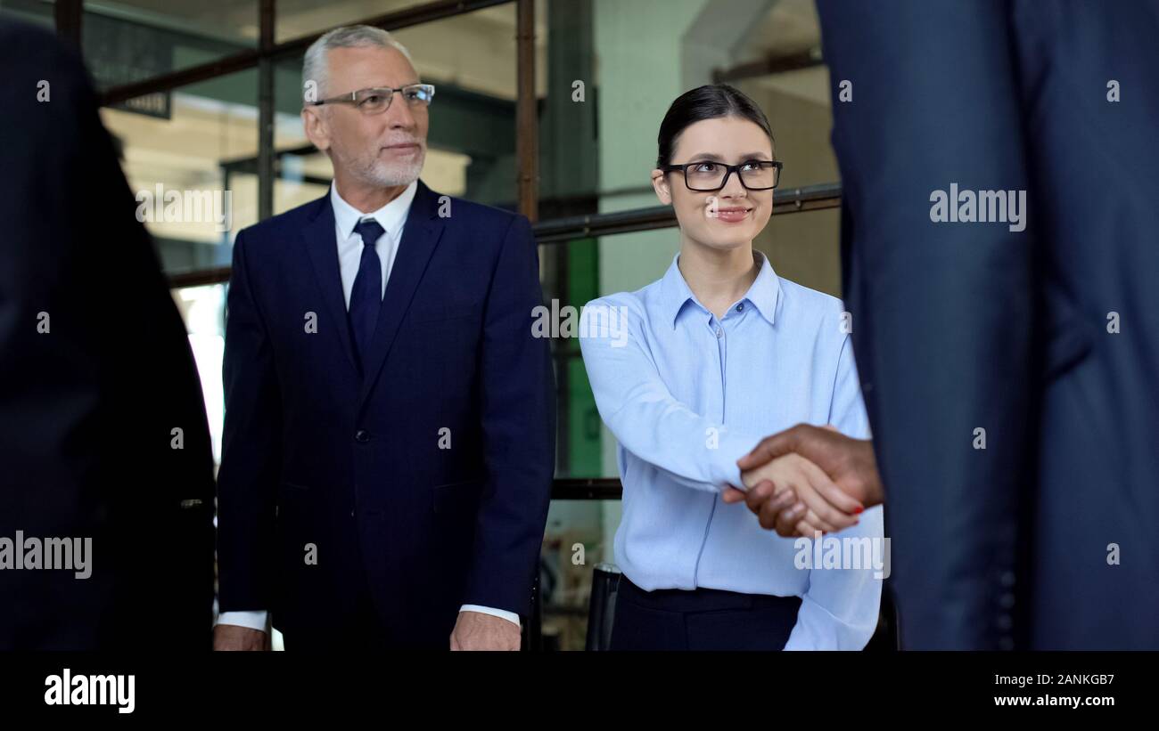 Happy business partners meeting in ufficio, i colleghi si stringono la mano, il successo Foto Stock