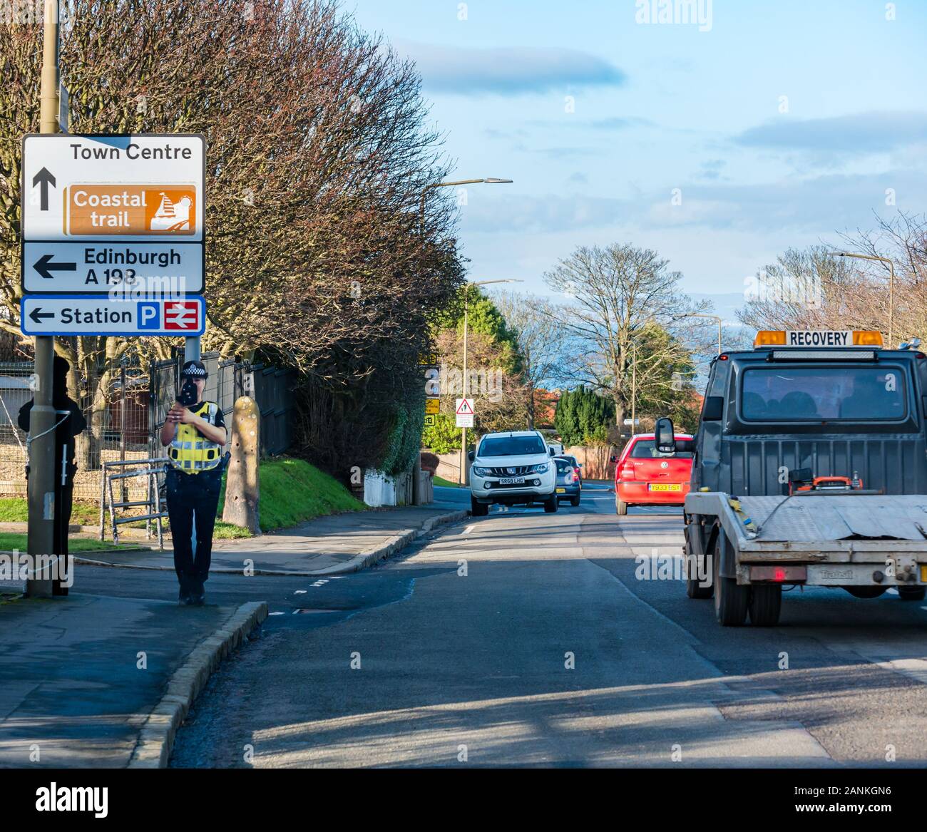 Taglio di cartone del traffico poliziotta con la velocità della telecamera in strada, North Berwick, East Lothian, Scozia, Regno Unito Foto Stock