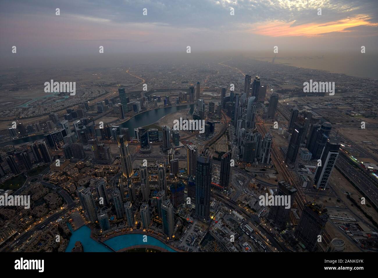 DUBAI, Emirati Arabi Uniti - 19 novembre 2019: Dubai città illuminata ad alto angolo di visione con grattacieli al tramonto Foto Stock