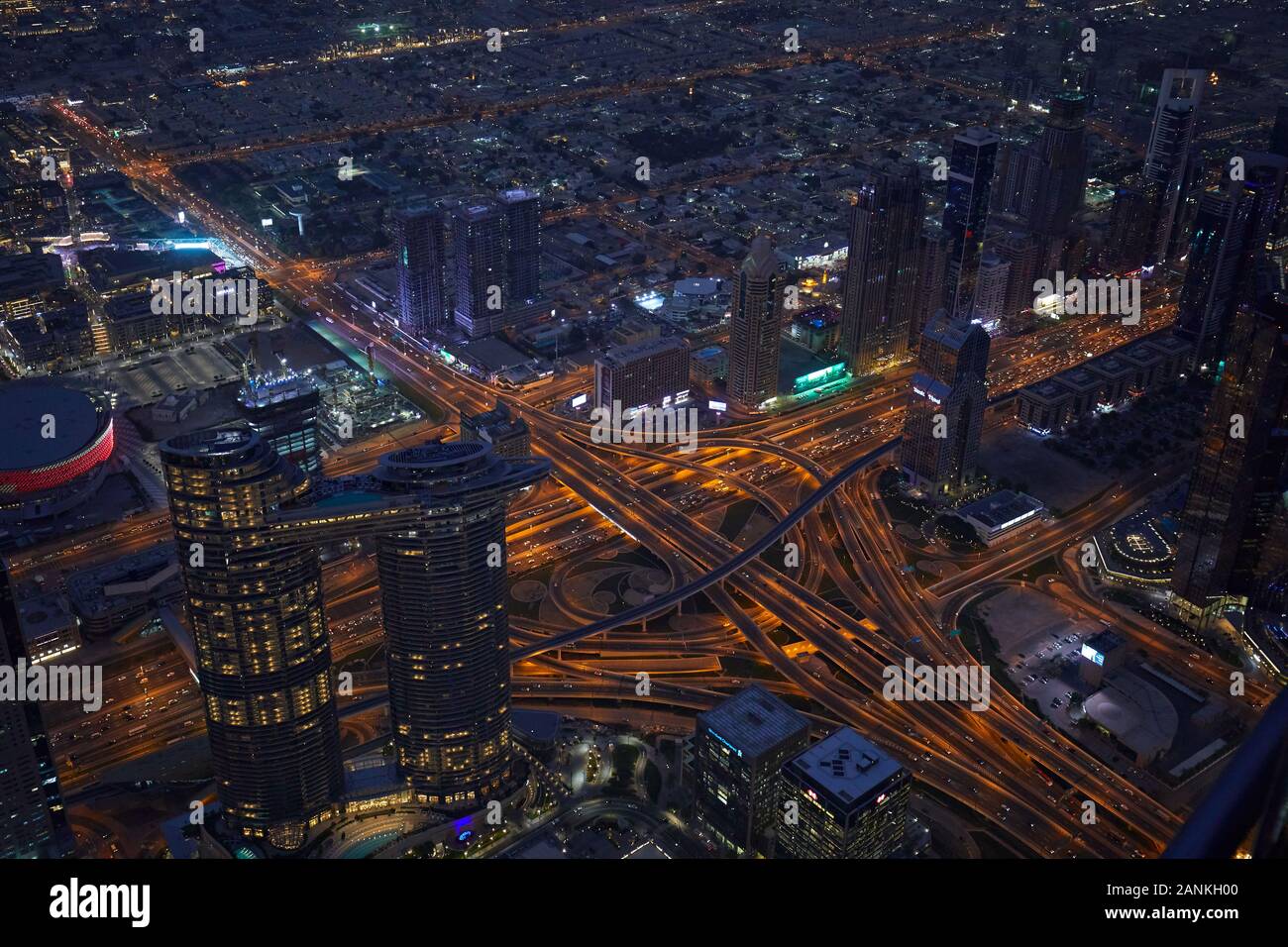 DUBAI, Emirati Arabi Uniti - 19 novembre 2019: Dubai città illuminata ad alto angolo di visione con grattacieli e intricated strade di notte Foto Stock