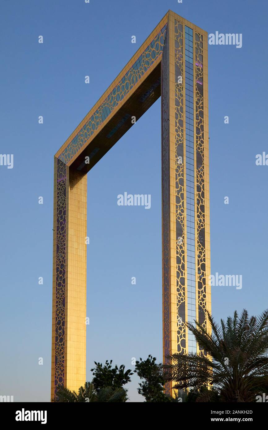DUBAI, Emirati Arabi Uniti - 22 novembre 2019: Dubai cornice dorata di attrazione di osservazione in serata, cielo chiaro Foto Stock
