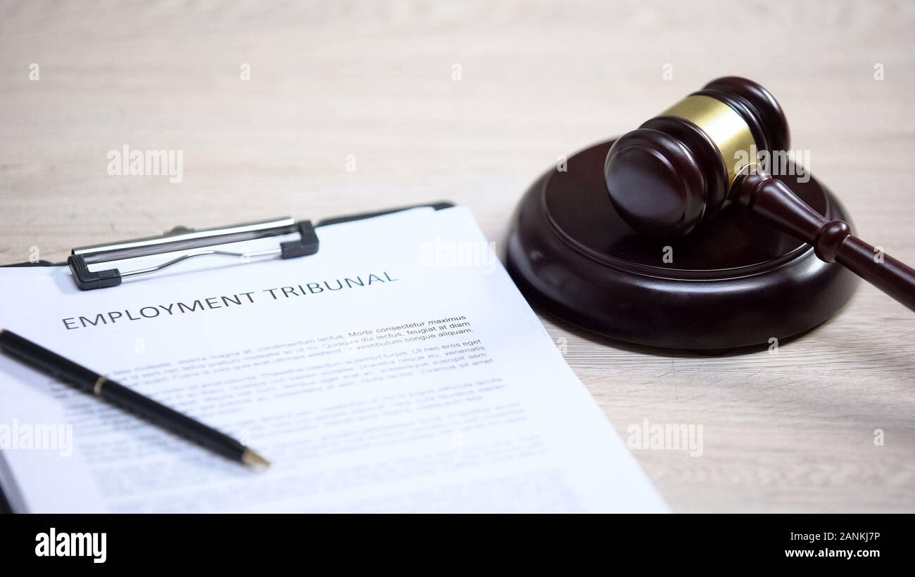 Employment Tribunal documento sul tavolo, martello giacente sul blocco del suono, del diritto del lavoro Foto Stock