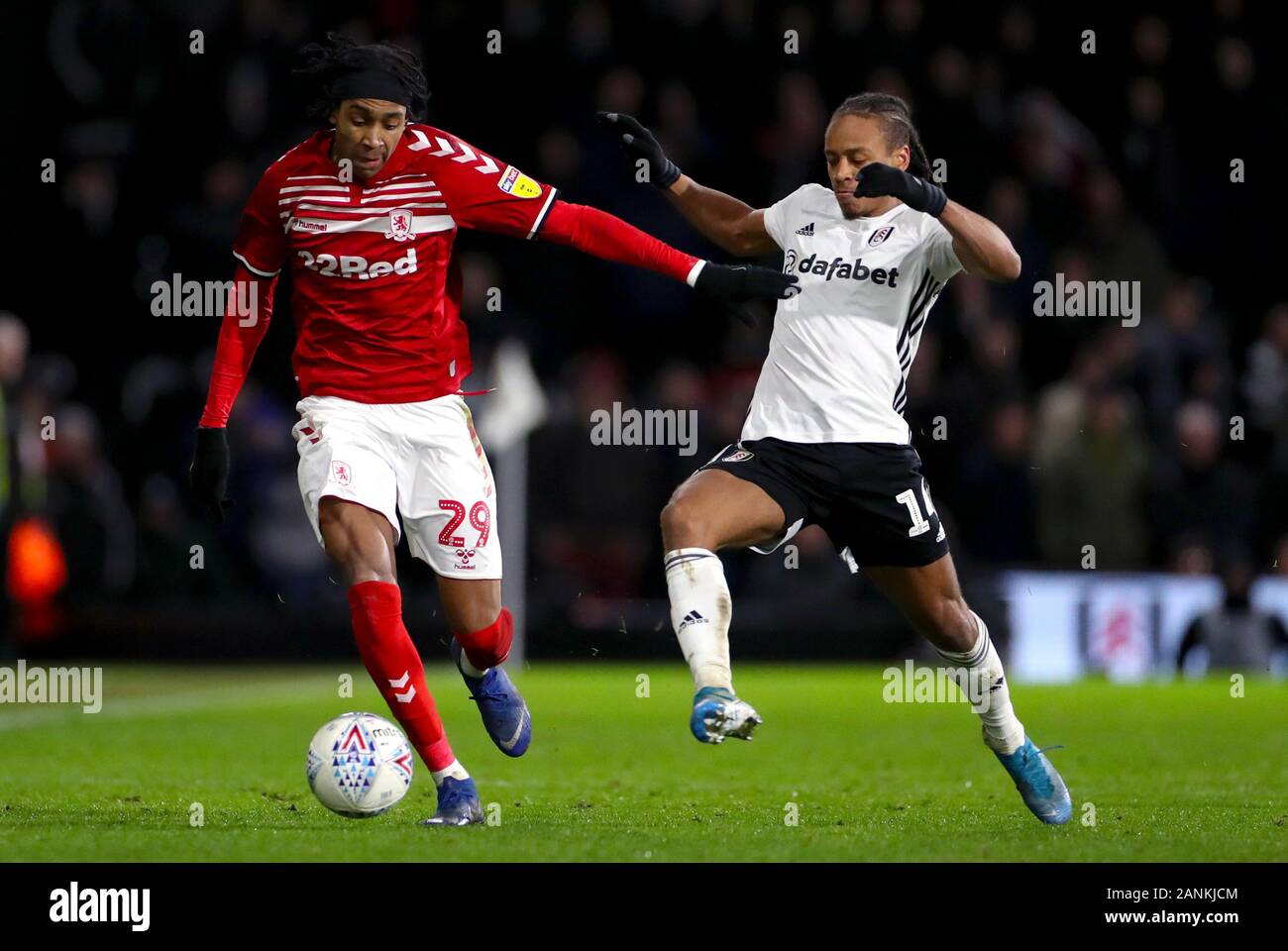 Il Middlesbrough Djed Spence (sinistra) e Fulham's Bobby Decordova-Reid battaglia per la sfera durante il cielo di scommessa match del campionato a Craven Cottage, Londra. Foto Stock