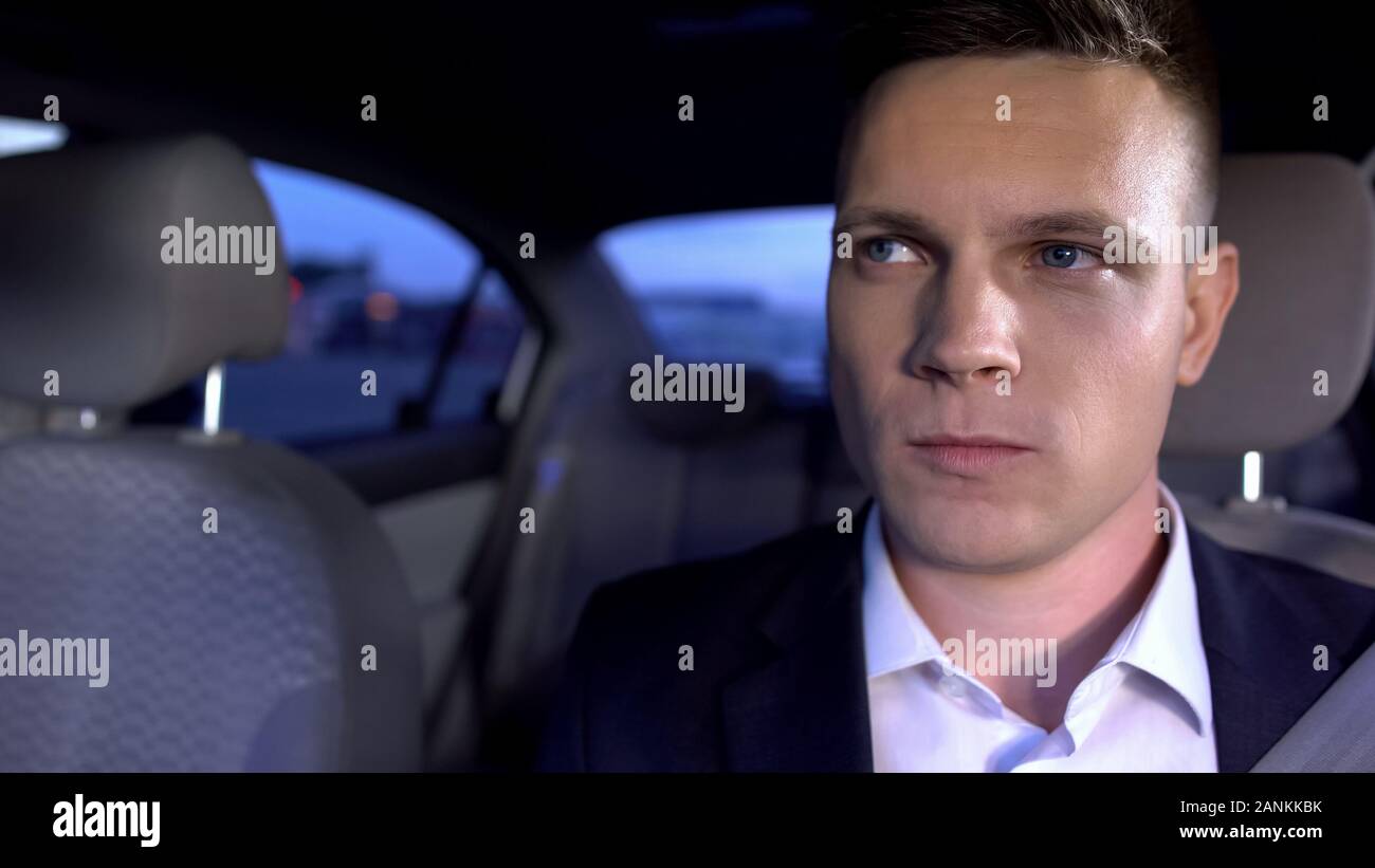 Autista personale in business suit in attesa di client in auto, servizio di sicurezza Foto Stock