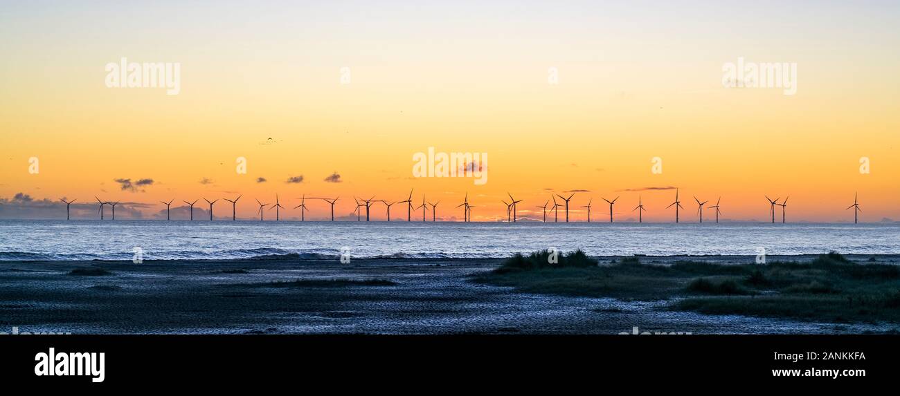 Le turbine eoliche, Mare del Nord, Skegness, Lincolnshire, England, Regno Unito Foto Stock