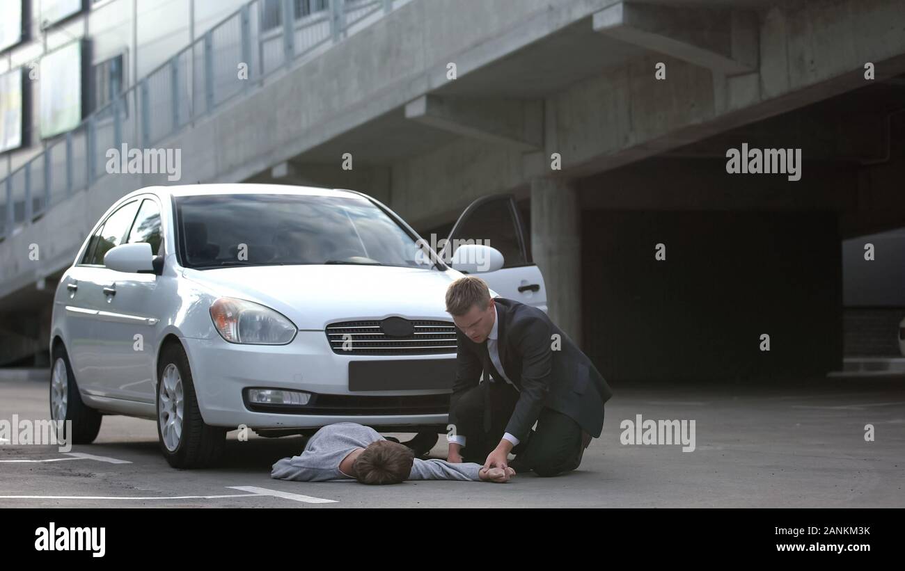 Driver di auto controllo impulso vittima di incidente di auto scena, regole di traffico violazione Foto Stock