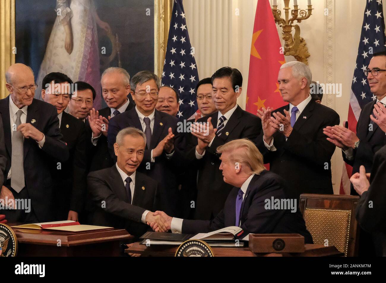 Presidente Donald Trump cinese e Vice Premier Liu He sono applaudito dopo la firma della fase 1 accordo commerciale tra gli Stati Uniti e la Cina, nel corso di una cerimonia che si terrà nella Sala Est della Casa Bianca su Mercoledì, 15 gennaio 2020. La fase 1 trattativa dovrà annullare pianificati tariffe su cinese-made prodotti e riduce gli altri mentre Chine ha accettato di aumentare gli acquisti degli Stati Uniti per i prodotti agricoli e di altre merci. Credito: Alex Wroblewski/Piscina via CNP /MediaPunch Foto Stock