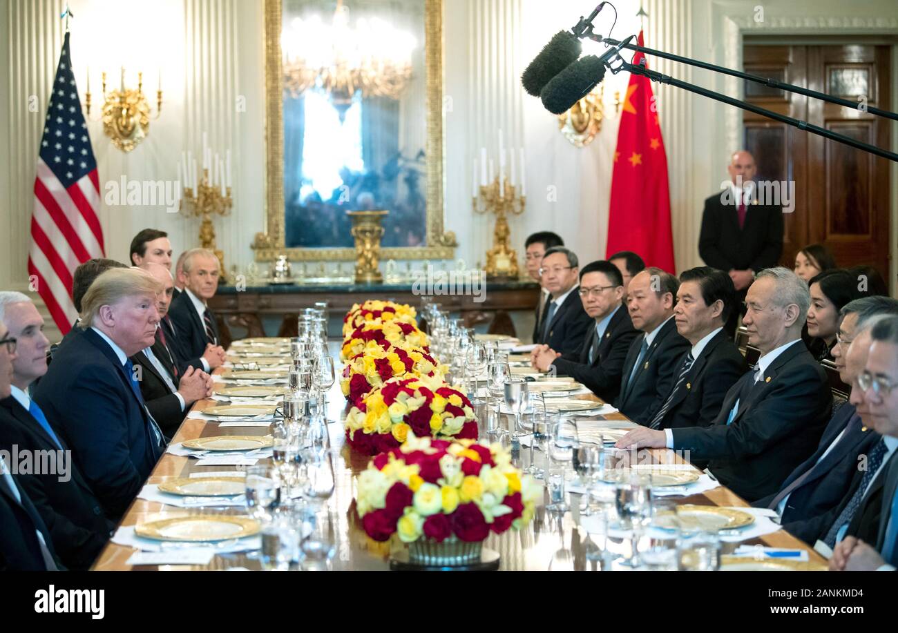 Washington, Stati Uniti d'America. 15 gennaio, 2020. Il Presidente degli Stati Uniti, Trump, uniti da membri della sua amministrazione, ha il pranzo con il Vice Premier cinese Liu He e la sua delegazione dopo i due hanno firmato la fase 1 dell'U.S. Cina Trade Deal, alla Casa Bianca di Washington, DC su Mercoledì, 15 gennaio 2020.Credit: Kevin Dietsch/Piscina via CNP | Utilizzo di credito in tutto il mondo: dpa/Alamy Live News Foto Stock