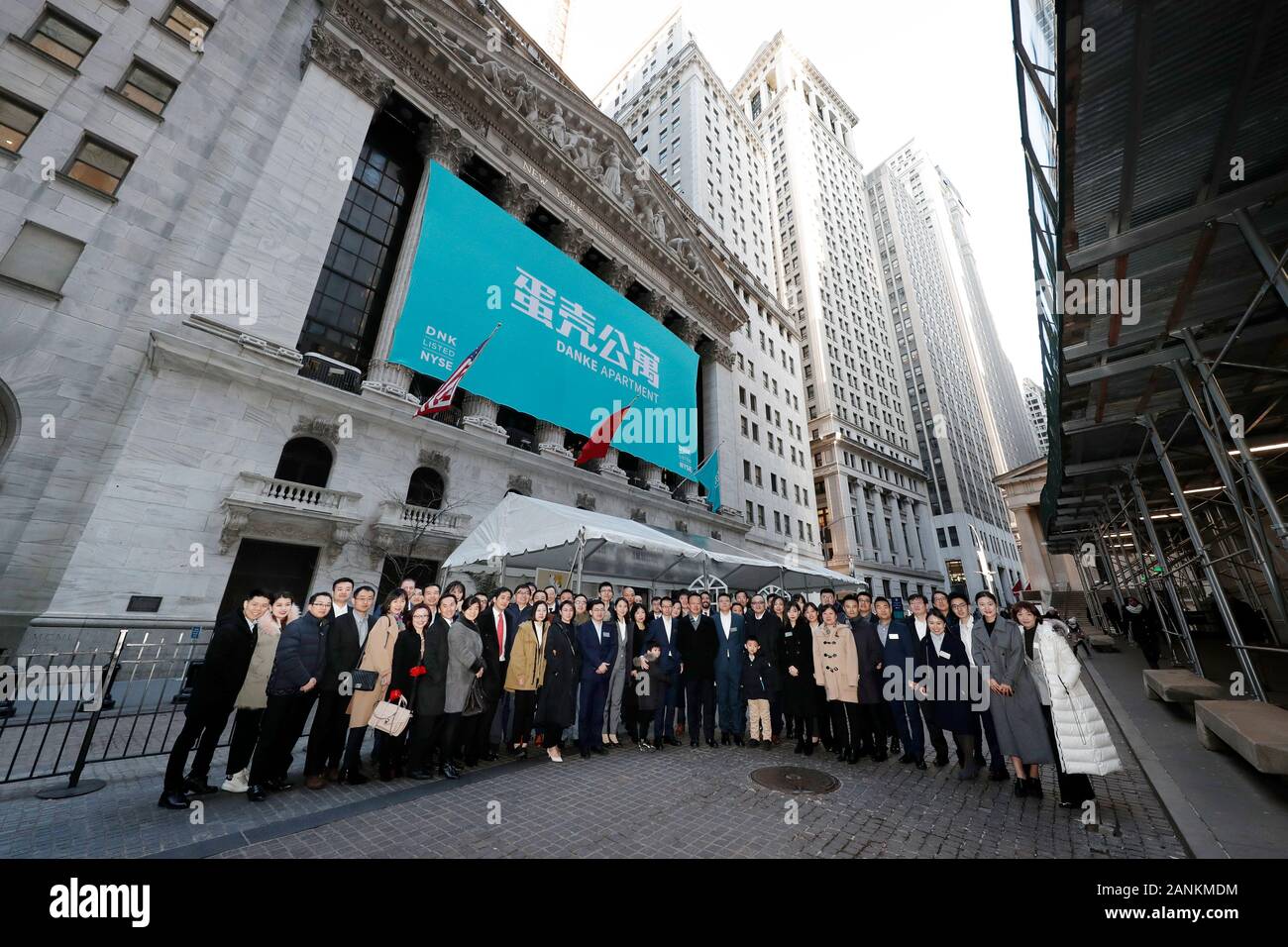(200117) -- NEW YORK, Gennaio 17, 2020 (Xinhua) -- gli ospiti invitati di Phoenix Tree Holdings, un leader cinese apartment rental service provider, posa per una foto di gruppo al di fuori del New York Stock Exchange di New York, gli Stati Uniti, a gennaio 17, 2020. Phoenix Tree Holdings, un leader cinese affitto appartamento provider di servizi che operano sotto il nome di Danke Appartamento, suonò il New York Stock Exchange (NYSE) apertura campana venerdì nella celebrazione della sua offerta pubblica iniziale (IPO). (Danke appartamento/Handout via Xinhua) per andare con il cinese affitto appartamento platform Phoenix Tree Holdings rende NYS Foto Stock