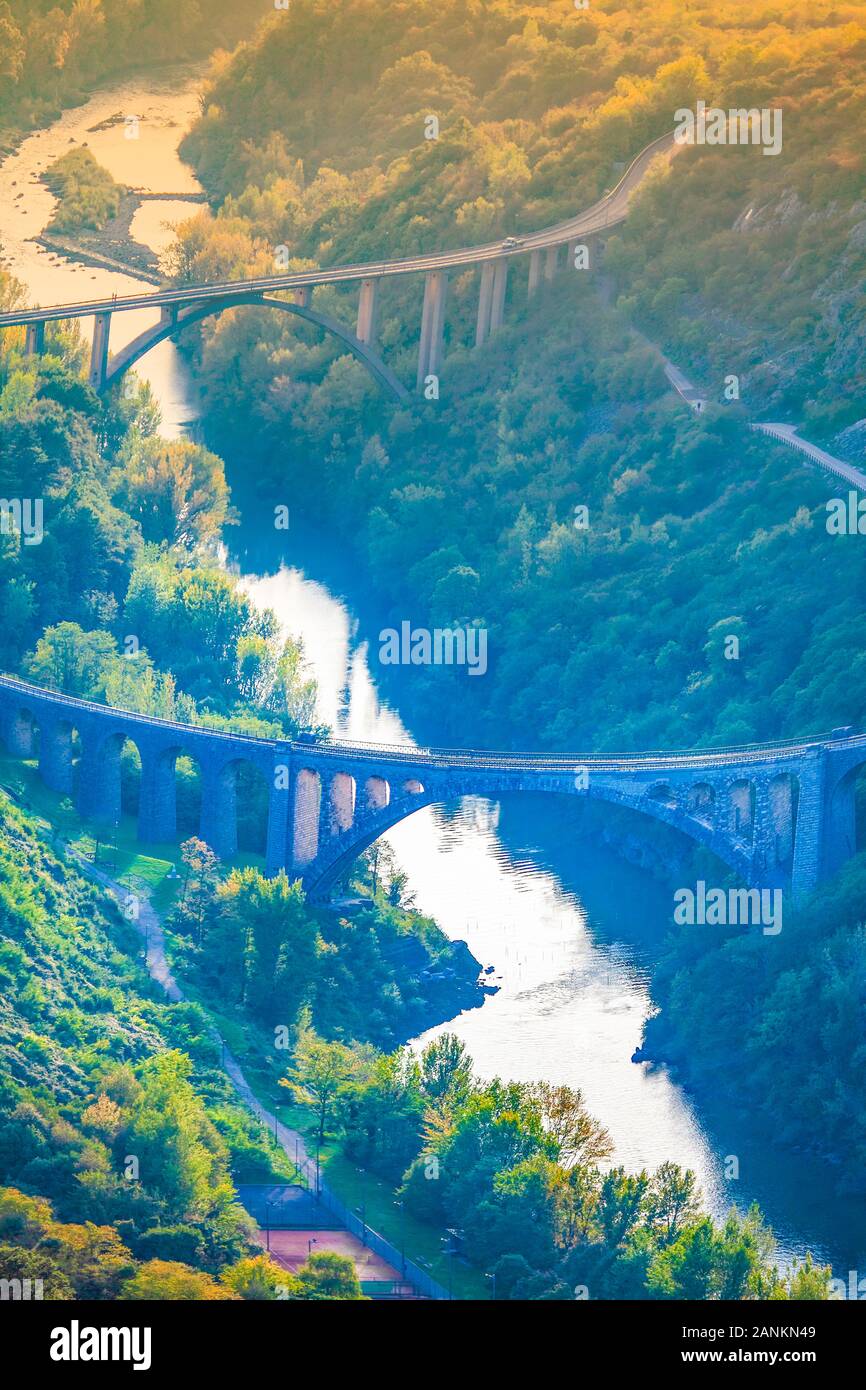 Entrambi i ponti di Solkan all'uscita dal Soca Valley - la prima ferrovia famosi e la seconda strada ovvio Foto Stock