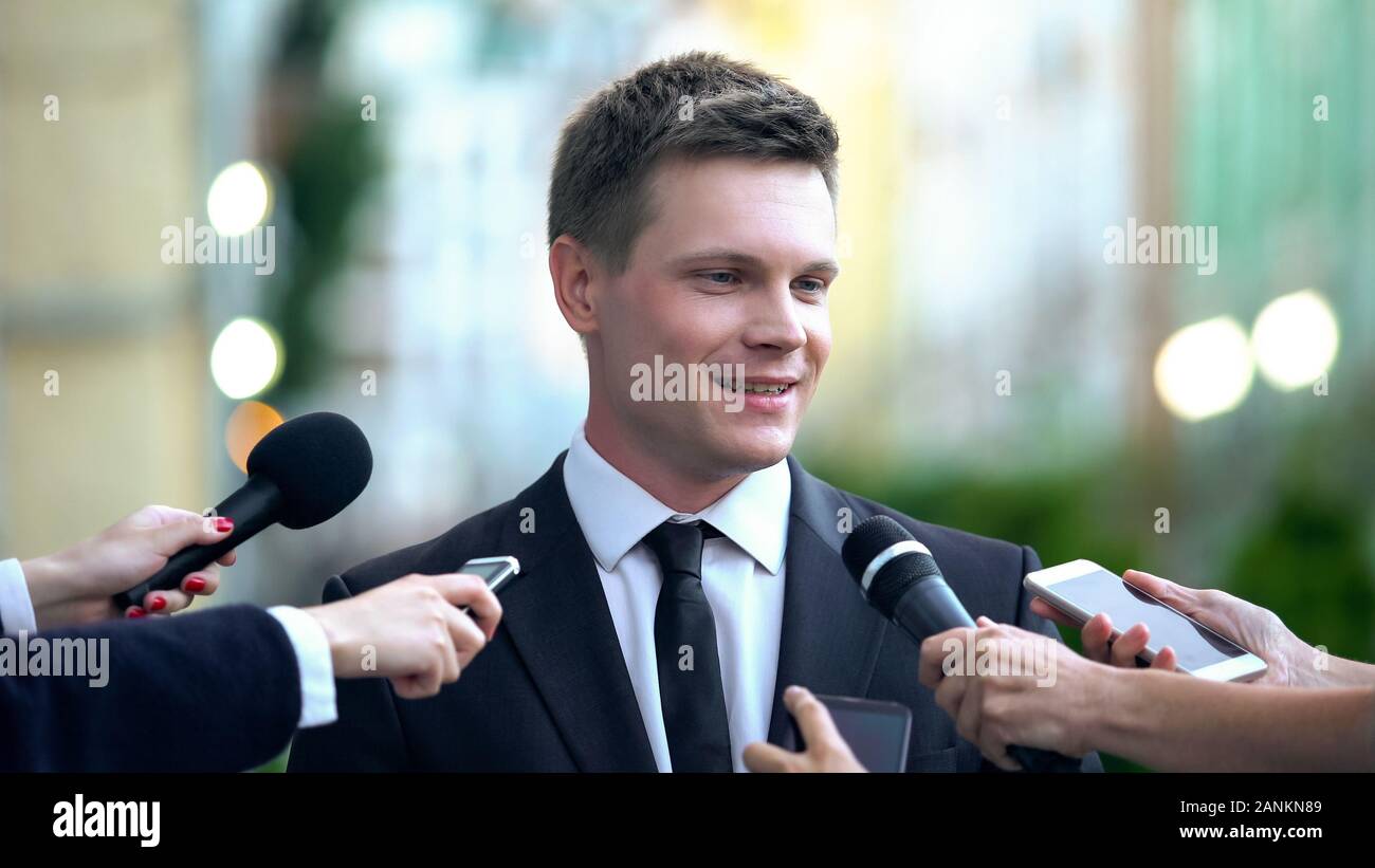 Imprenditore di successo dando intervista il giornalista conferenza stampa, news Foto Stock