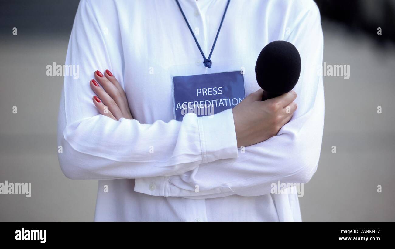 Donna con microfono e premere carta di accreditamento, pass per i media per la giornalista Foto Stock Donna con microfono e premere carta di accreditamento, pass per i media per la giornalista Foto Stock