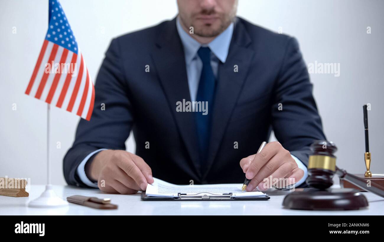 Avvocato americano di ispezionare le prove documentali, rendendo vincente strategia di caso Foto Stock