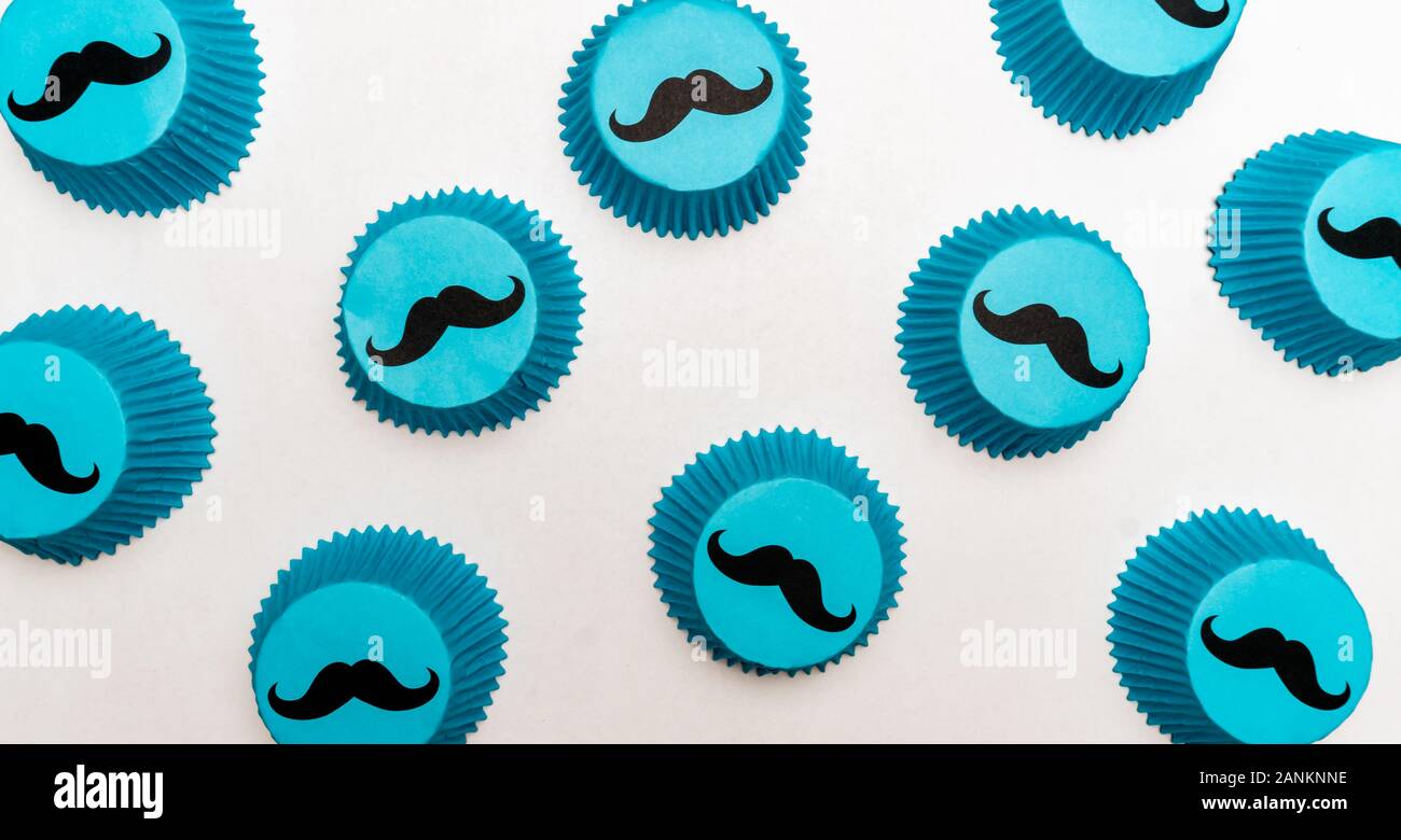 Baffi blu cupcake carte a tema padri per giorno, un bambino, doccia o per bambini festa di compleanno. Foto Stock