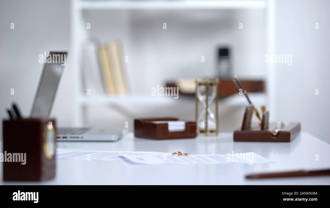 Vista dell'avvocato scrivania in ufficio vuoto, risoluzione dei problemi legali, pubblicità Foto Stock