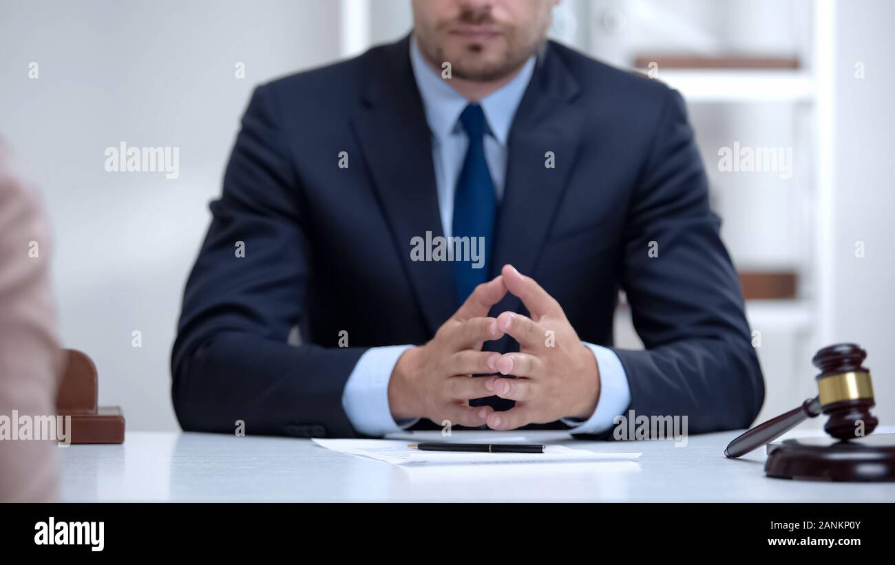 Fiducioso avvocato attento ascolto client, problemi giuridici in soluzione Foto Stock