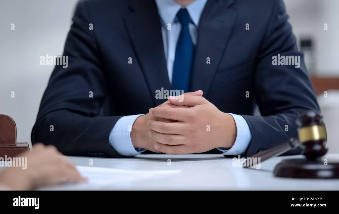 Giurista di professione ascoltare attentamente per client e fornendo consigli, close-up Foto Stock