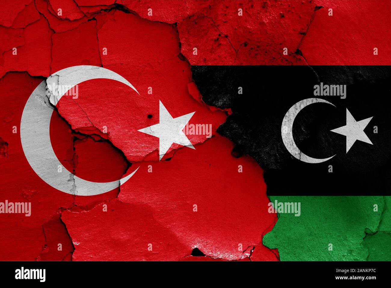 Le bandiere della Turchia e Libia dipinta sulla parete incrinato Foto Stock