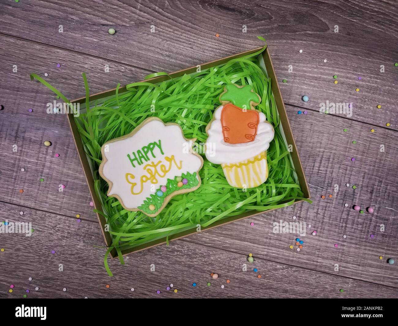 Felice Pasqua di zucchero della placca dei cookie in una confezione regalo con la carota tortina per festeggiare la vacanza Foto Stock