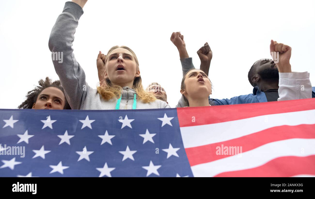 I cittadini attivi azienda bandiera degli Stati Uniti e cantando slogan, di protesta o ribellione Foto Stock