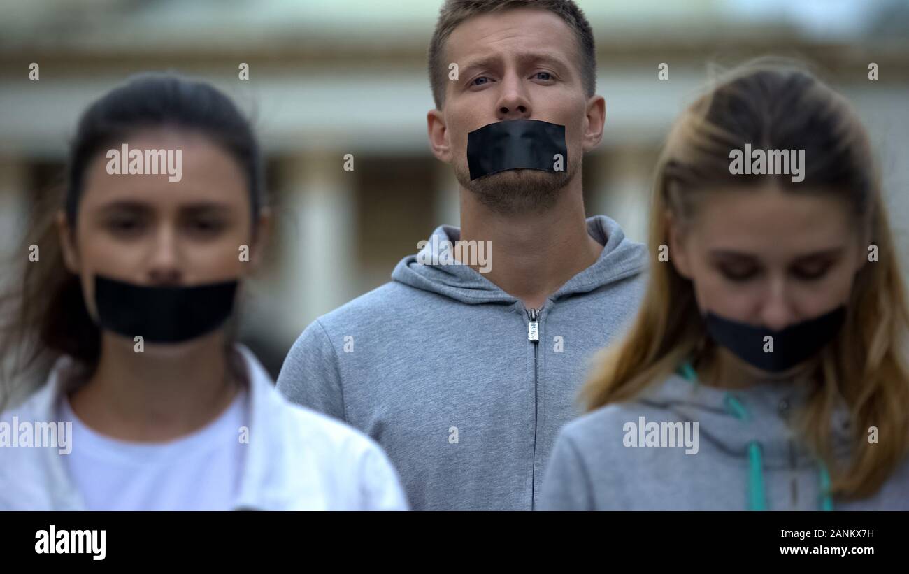I giornalisti avente nastrato bocca, di violazione delle libertà di parlato, la corruzione La corruzione Foto Stock