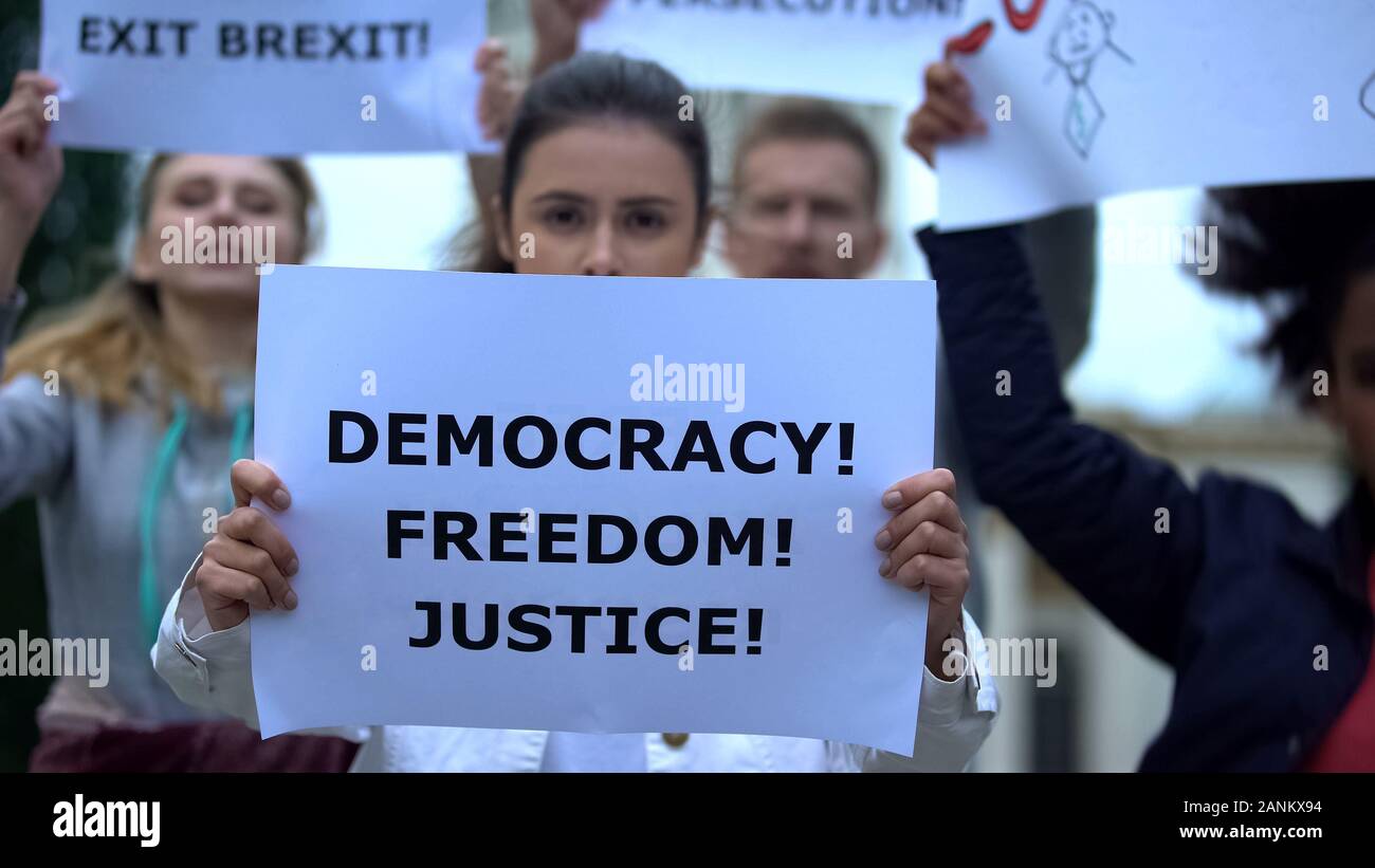 I cittadini con striscioni in piedi per la giustizia, voto democratico per Brexit, libertà Foto Stock